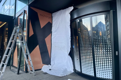 Pokušali da automobilom provale u tržni centar