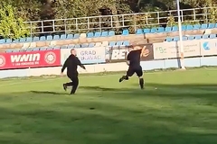 Haotične scene u Lukavcu: Navijači Radničkog ganjali i tukli sudije na terenu