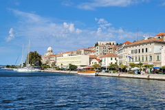 Mladiće napali na plaži u Šibeniku, dočekale ih psovke i prijetnje