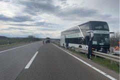 Autobus s niškim maturantima udario u bankinu