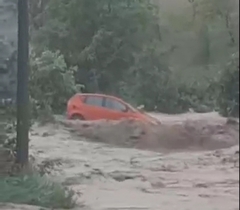Nevrijeme pogodilo Opštinu Sapna: Poplavljeni stambeni objekti, bujica nosila automobil /VIDEO/