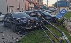 KARAMBOL U BIJELJINI Vozač izgubio kontrolu nad autom i zakucao se u parkirana vozila (FOTO)