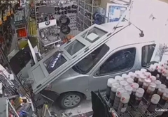 (VIDEO) Dvojica radnika razgovarala u radnji, a nekoliko sekundi kasnije automobil uletio u objekat