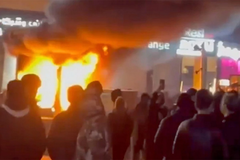 Haos u Iranu: Demonstranti zapalili džamiju u Teheranu