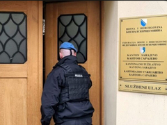 Policajac osumnjičen da je pretukao suprugu predat tužilaštvu