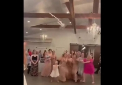 BITKA ZA BIDERMAJER Udavače se doslovno polomile da uhvate buket, djevojčica izvukla najdeblji kraj (VIDEO)