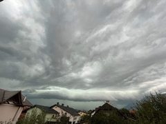 VELIKO NEVRIJEME Crni oblaci iznad Hrvatske, vjetar ruši sve pred sobom
