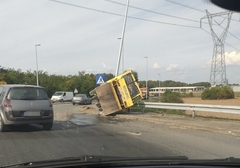 Nezgoda u Bijeljini: Valjak spao sa prikolice, oštećen stub ulične rasvjete  /FOTO/