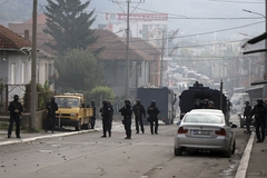 Za Srbe na KiM slijede besane noći, branili apoteku pa zasuti šok-bombama