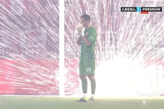 Haos na Marakani: "Delije" gađale Stojkovića, utakmica dva puta prekidana