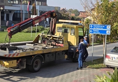 Pauk u “akciji” u Bijeljini: Podiže vozila parkirana na pješačko - biciklističkoj stazi