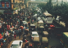 Automobili, javni prevoz ili pješačenje? Analiza iz 800 gradova o izboru prevoza radnim danima