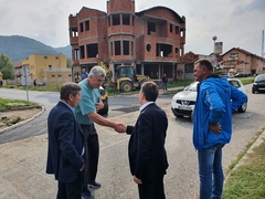 Novi asfalt dobile dvije ulice Ugljevika: Načelnik Perić zajedno sa mještanima posjetio radove