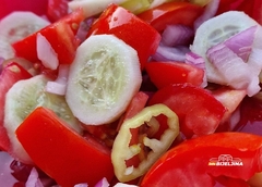 Nutricionisti upozoravaju: Popularna salata od paradajza i krastavaca može više da šteti nego da koristi