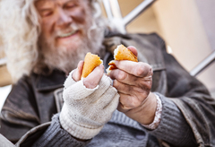 Gladnom sugrađaninu napunili stan hranom i vratili kredit