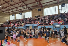 Dječiji hor "Vrapčići" raznježio Ugljevik: Više od 400 mališana pjevalo uglas