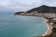 Crna Gora: Došli na plažu, zapalili vatru i okrenuli jagnje (VIDEO)