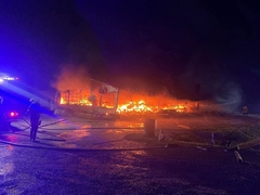 Ponovo veliki požar na pijaci “Arizona”, vatra progutala red tezgi (FOTO)