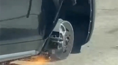 Spao joj točak, stavila ga u gepek pa nastavila da vozi 130 km/h