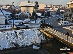 Bijeljina: Vozilo završilo u kanalu Dašnica /FOTO/