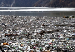 Specijalno vozilo čisti OTPAD NA DRINI