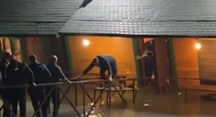 Na svečanom otvaranju potonuo splav: Prošle godine izgorio