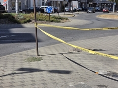 Bijeljina: Dio trotoara okružen žutom trakom nakon obrušavanja fasade (FOTO)
