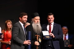 Episkopu Fotiju uručena Povelja grada (FOTO)