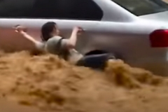 Dramatični snimci poplava u Kini: Bujice nose vozila i ljude
