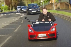 Manji od Smarta: Izradio najmanji auto s kojim smije na drum