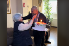 Bijeljina: Prešao 1.500 kilometara kako bi došao na majčin 87. rođendan (VIDEO)