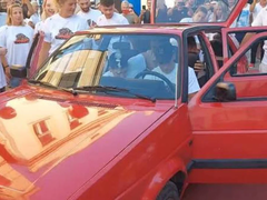 Nevjerovatan prizor u Sanskom Mostu: 20 ljudi stalo u legendarni „golf 2“ (VIDEO)