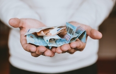 Evru prijeti opasnost: Šta bi to značilo za ekonomije i potrošače?