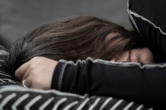 Šta znači kada sanjate pokojnika – poruka iz podsvijesti ili iz drugog svijeta?