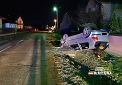 Nezgoda u Bijeljini, automobil završio na krovu (FOTO)