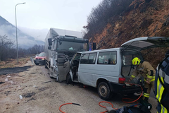 Policija o nesreći na putu Sarajevo-Pale: Žena poginula, osam osoba povrijeđeno