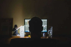 Hakovao tuđe naloge i dizao novac, pronađena i droga