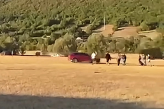 Potraga za vozačem koji je autom gazio ljude u Bileći, dvoje uhapšeno (VIDEO)