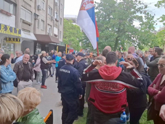 Napetosti u Novom Sadu: Građani izviždali štandove SNS-a, stigla i policija