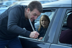 Strava u BiH: Ženi razlupao auto i pred djetetom njenom glavom udarao o volan