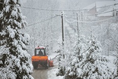 Više gradova i opština i dalje u mraku: Radnici "Elektrokrajine" na terenu