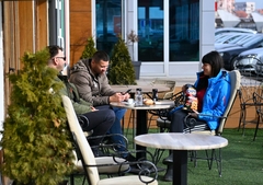 Bijeljina: Bašte kafića već otvorene, najhrabriji piju kafu napolju (FOTO)