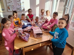 Ugljevički đaci podržali "Humanitarni štand - paketići za djecu na Kosovu i Metohiji"