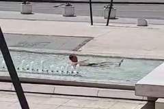 Muškarac se okupao u fontani: "Bazen za one koji ne znaju plivati"