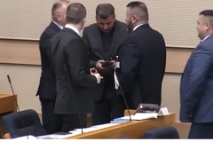 Stevandić izbacio Vukanovića iz skupštinske sale (VIDEO)