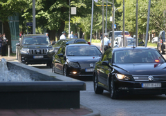 Loša ekonomska situacija, a vlasti se rasipaju kupovinom LUKSUZNIH automobila