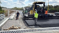 POLOŽENE PRVE TONE ASFALTA Izvođač najavio: Dionica auto-puta od Rače do petlje Brodac do nove godine