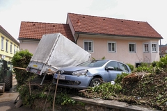Dramatične scene u Austriji: Bujica nosila automobile, uništena i biračka mjesta (VIDEO)