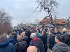 Počeo protest mještana Starog Ugljevika: “Radovi rudnika nam ugrožavaju život” (FOTO)