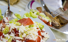 Nutricionisti upozoravaju: Popularna salata od paradajza i krastavaca može više da šteti nego da koristi